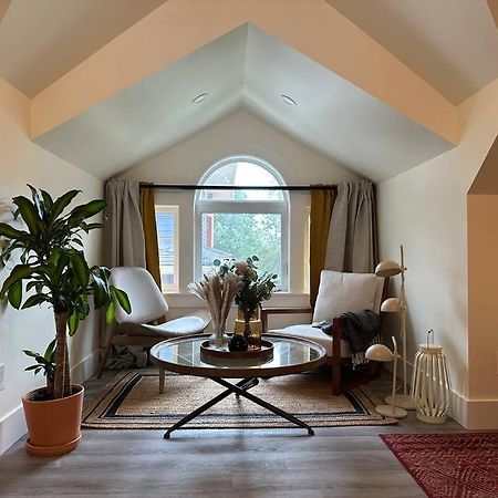 Heritage-Inspired Guesthouse - Luxe Bath & Elegant Ceilings Эдмонтон Экстерьер фото