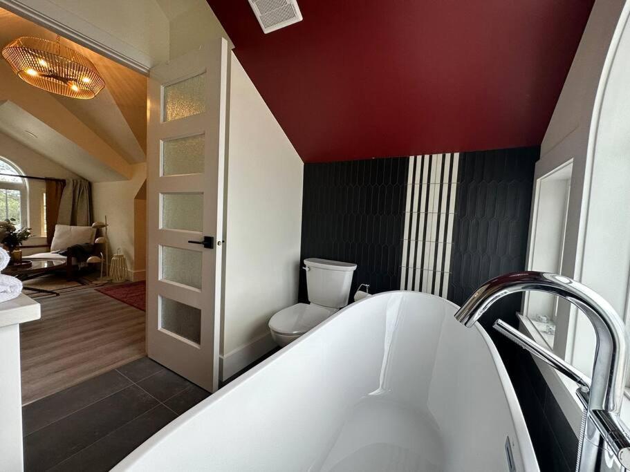 Heritage-Inspired Guesthouse - Luxe Bath & Elegant Ceilings Эдмонтон Экстерьер фото