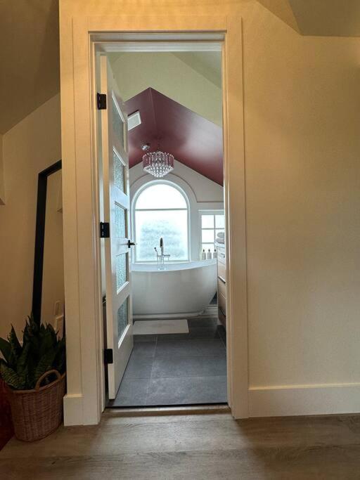 Heritage-Inspired Guesthouse - Luxe Bath & Elegant Ceilings Эдмонтон Экстерьер фото