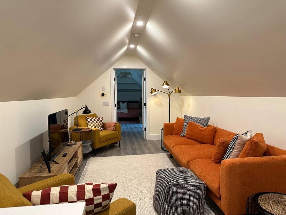 Heritage-Inspired Guesthouse - Luxe Bath & Elegant Ceilings Эдмонтон Экстерьер фото