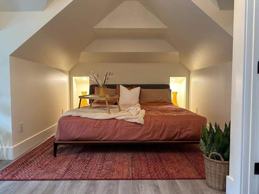 Heritage-Inspired Guesthouse - Luxe Bath & Elegant Ceilings Эдмонтон Экстерьер фото