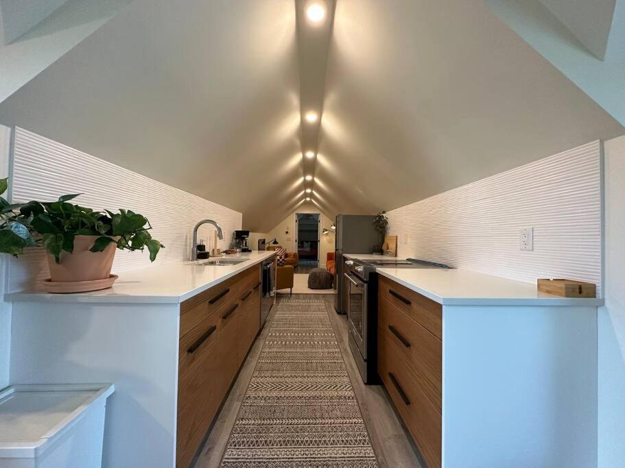 Heritage-Inspired Guesthouse - Luxe Bath & Elegant Ceilings Эдмонтон Экстерьер фото