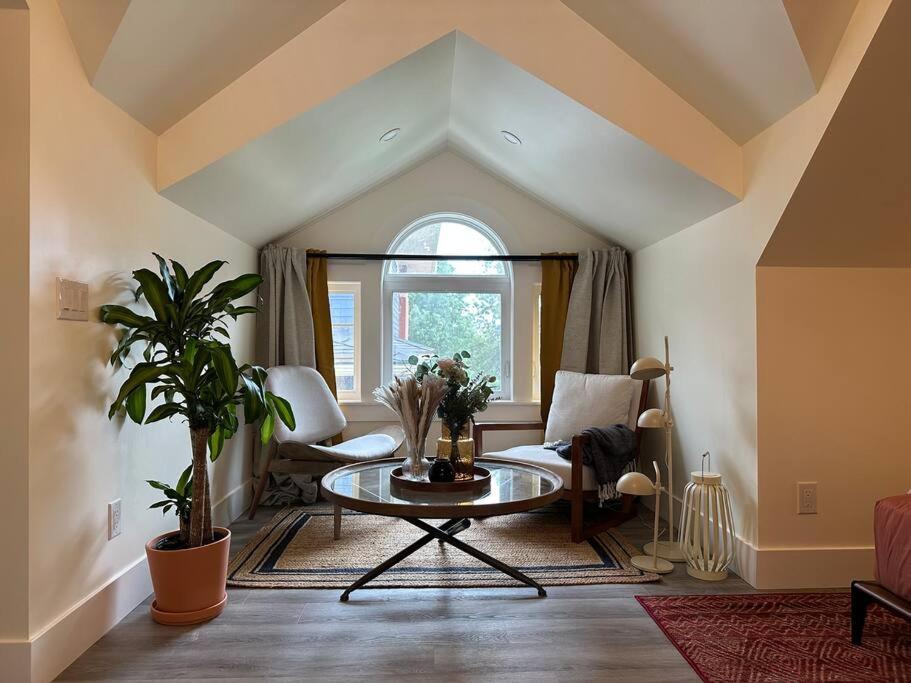 Heritage-Inspired Guesthouse - Luxe Bath & Elegant Ceilings Эдмонтон Экстерьер фото